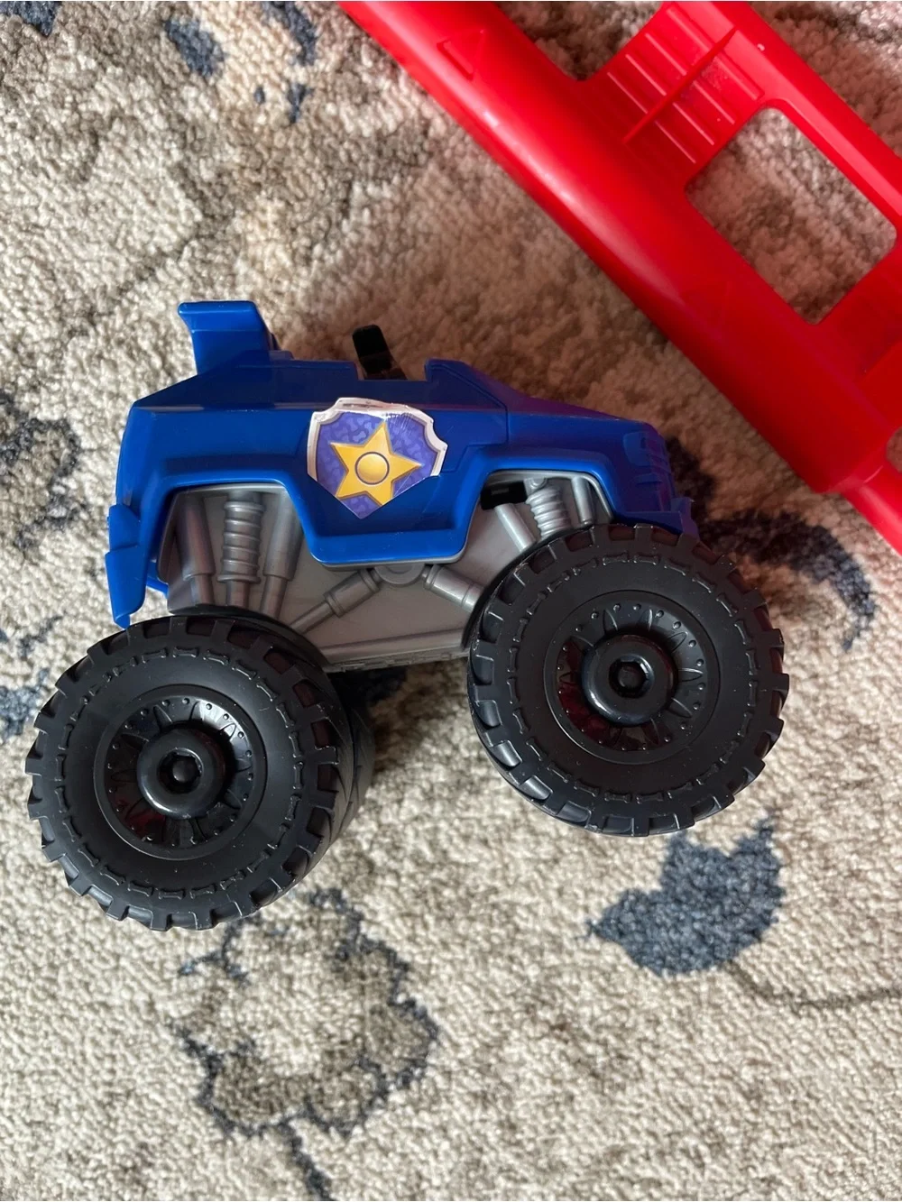 PAW patrol station with 2 trucks